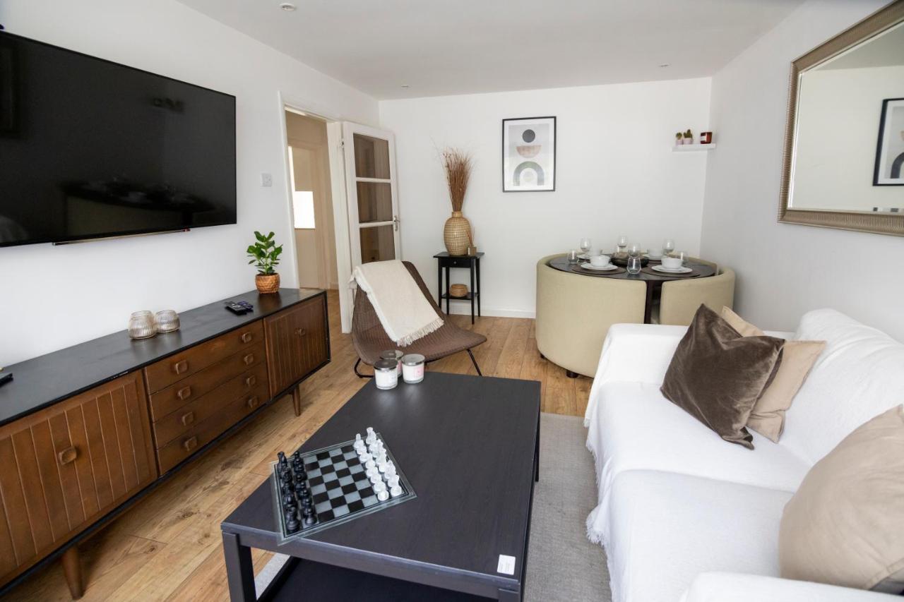 Gorgeous Modern Apartment Near Redhill Station Inc Private Garden & Parking Exteriör bild