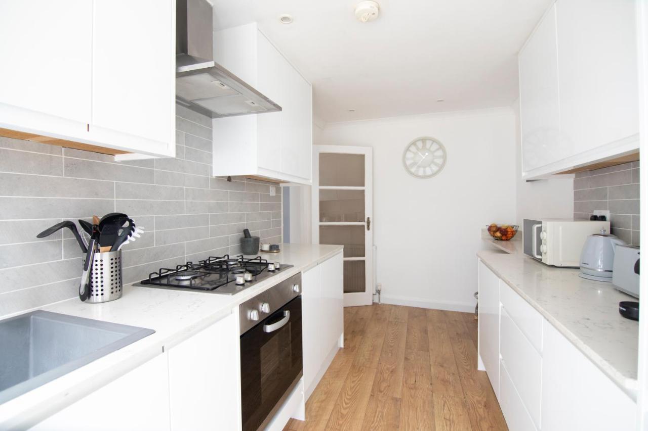 Gorgeous Modern Apartment Near Redhill Station Inc Private Garden & Parking Exteriör bild
