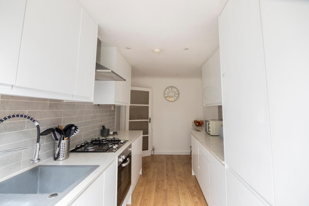Gorgeous Modern Apartment Near Redhill Station Inc Private Garden & Parking Exteriör bild