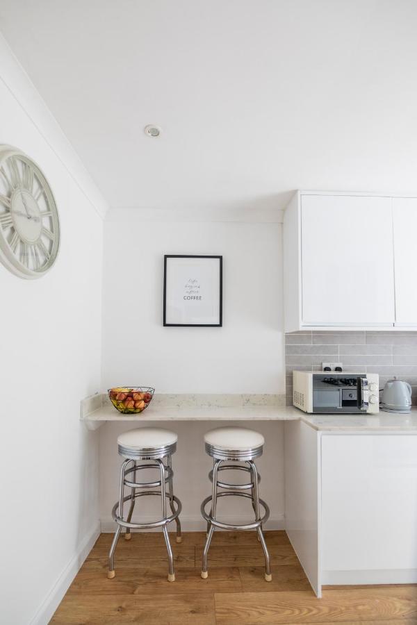 Gorgeous Modern Apartment Near Redhill Station Inc Private Garden & Parking Exteriör bild