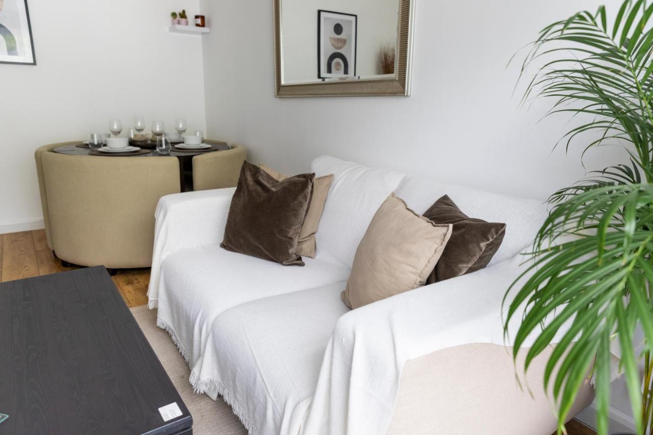 Gorgeous Modern Apartment Near Redhill Station Inc Private Garden & Parking Exteriör bild